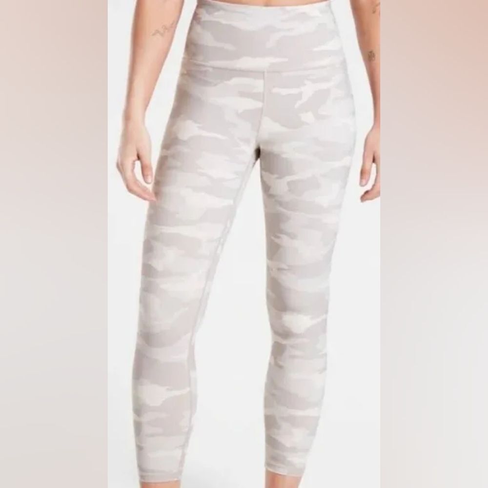 Athleta Elation Leggings Cream Camo Medium - 2 Zip Pockets - EUC